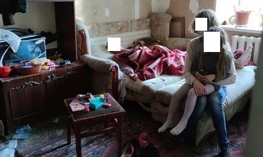 Не благопалучная семья. Девочки из неблагополучных семей. Неблагополучные семьи с детьми. Девушка из неблагополучной семьи. Ужасы детей в неблагополучных семьях.