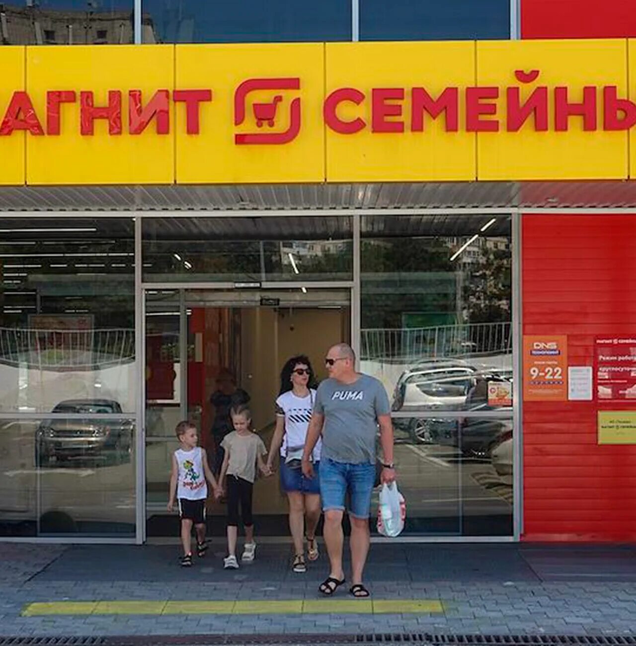 без наценки реклама. магазин вотоня красное село. магнит выкупил дикси. двери без наценки магазина дверной мастер. магазин без наценки.