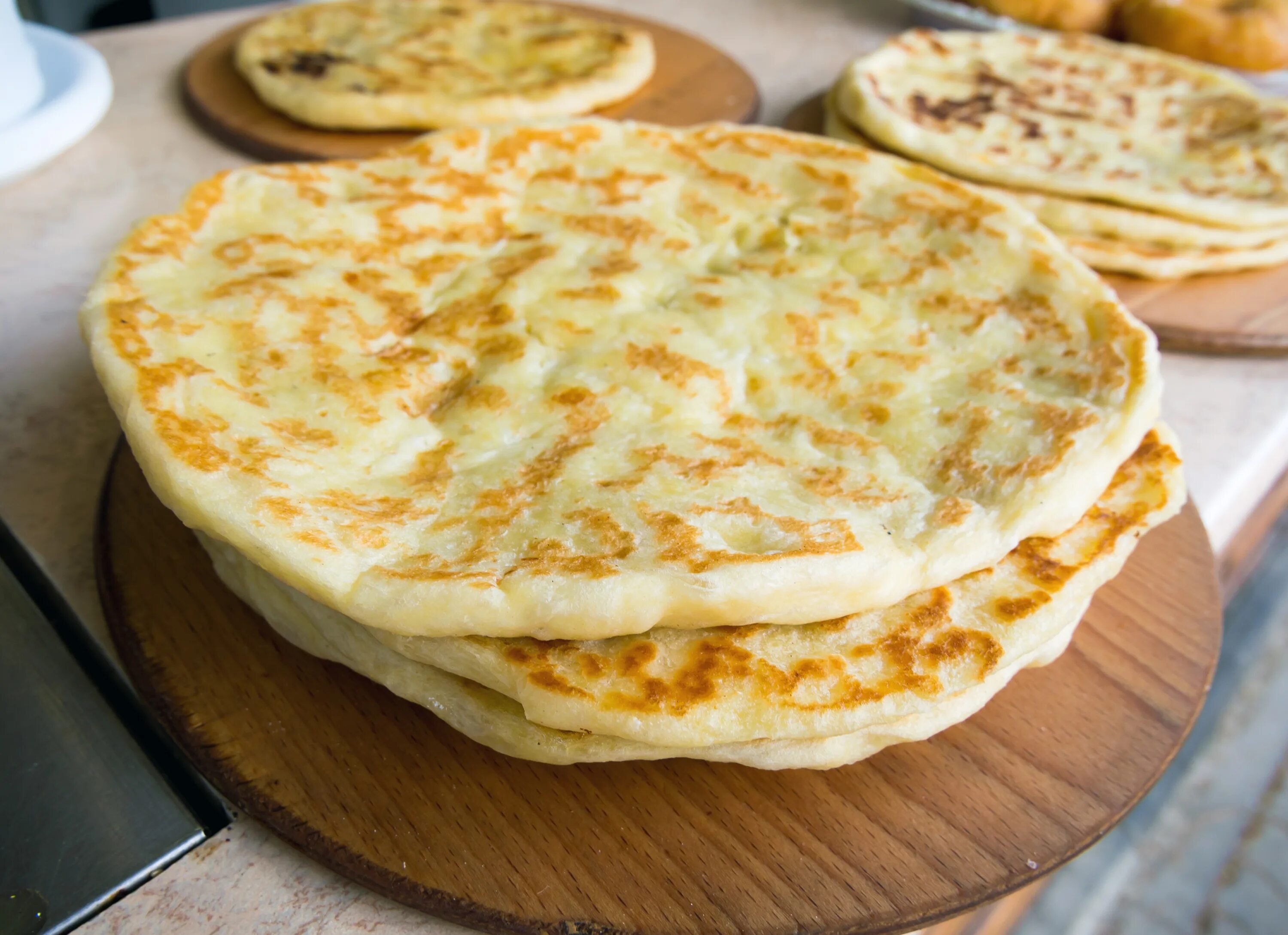 Карачаевская кухня. Национальное блюдо кабардинцев. Карачаевская кухня. Балкарцы кухня. Карачаевские хычины.
