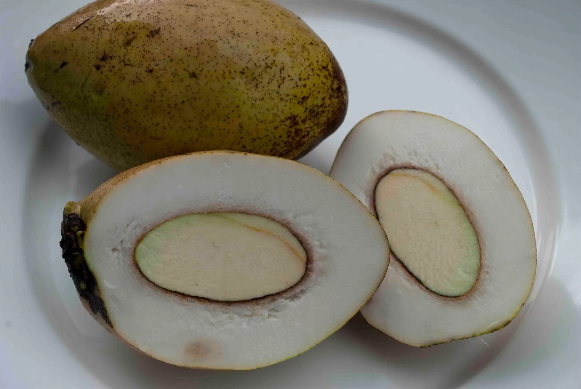 Манго едят с кожурой или без кожуры. Сорт манго Wani. Белые манго Вани. Манго с белой мякотью. Белый манго на Бали.
