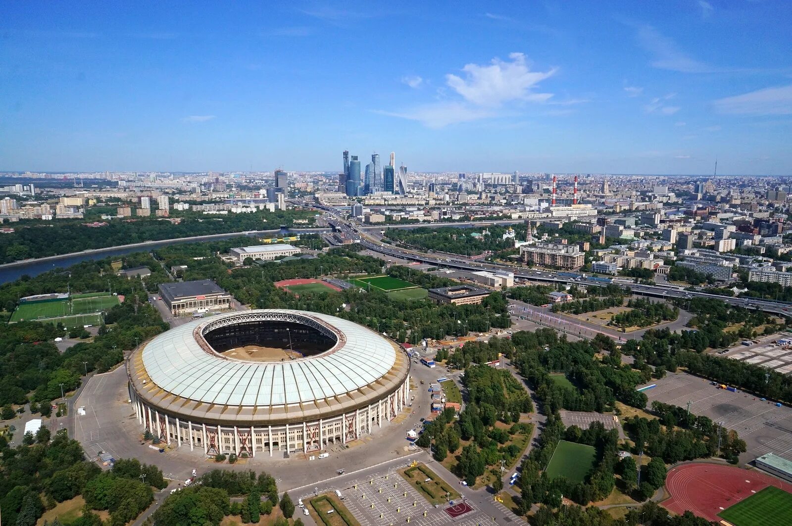 Стадион г москва. Олимпийский комплекс Лужники Москва. Стадион Лужники Москва. Стадион Лужники поле. Стадион Лужники с высоты птичьего полета.