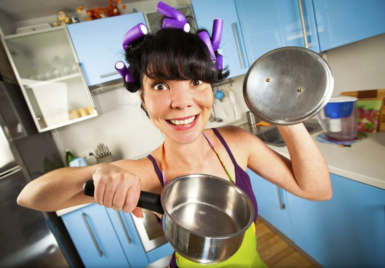 Ролики домработницы. Женщина с посудой. Домохозяйка. Девушка с кастрюлей. Женщина кастрюля кухня.