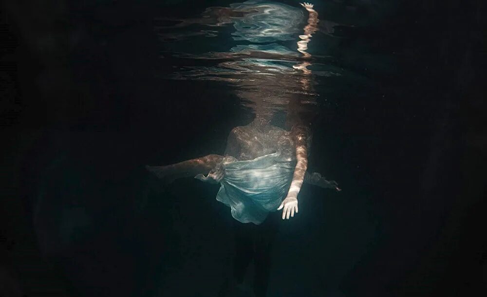 Песня километры воды. Двое тонут под водой. Дыши со мной под водой. Дыши со мной отражая тени мы танцуем под водой. Дыши со мной под водой двое.