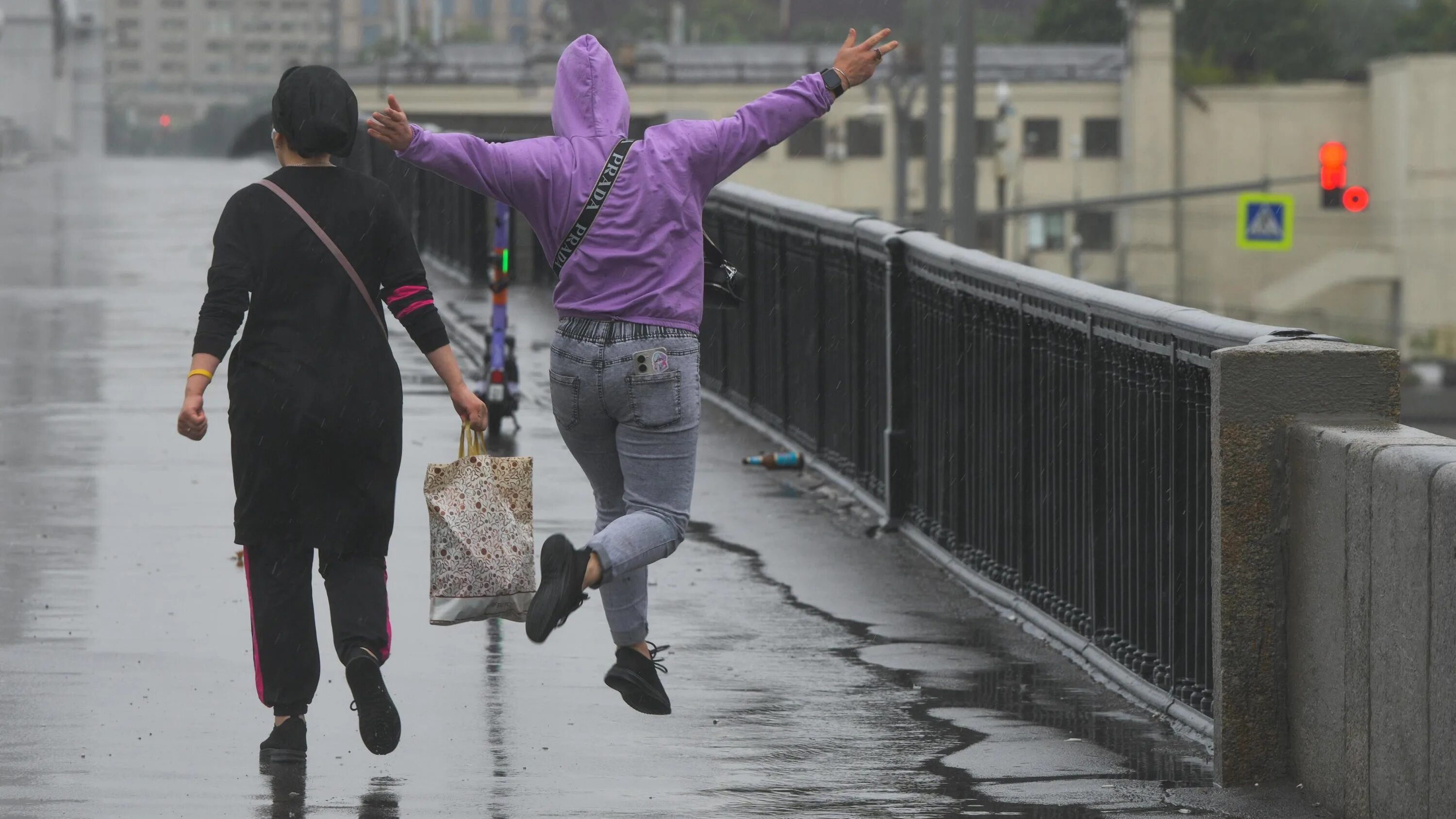 Какое лето будет в ростове. Штормовое предупреждение. Дождь в Москве. Дождь фото. Ливень картинки.