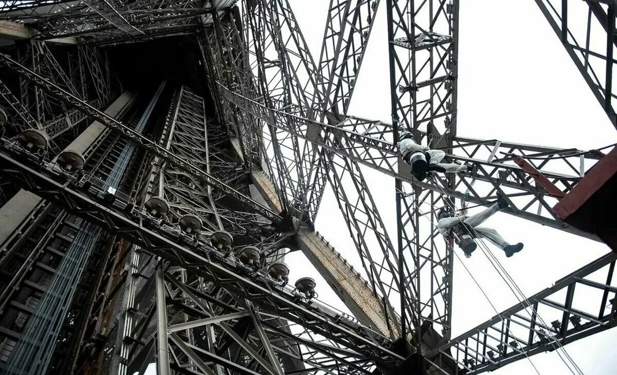 Разбор эйфелевой башни. Эйфель  eiffel (2025). покраска эйфелевой башни 1932 год. железная башня. эйфелева башня внутри.