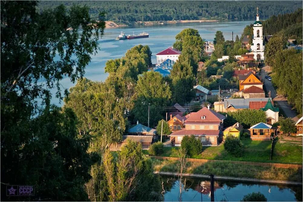 Городок Плес на Волге. Город Плес Ивановской области. Река Волга в городе Плёсе. Город Плес Ивановской области достопримечательности.