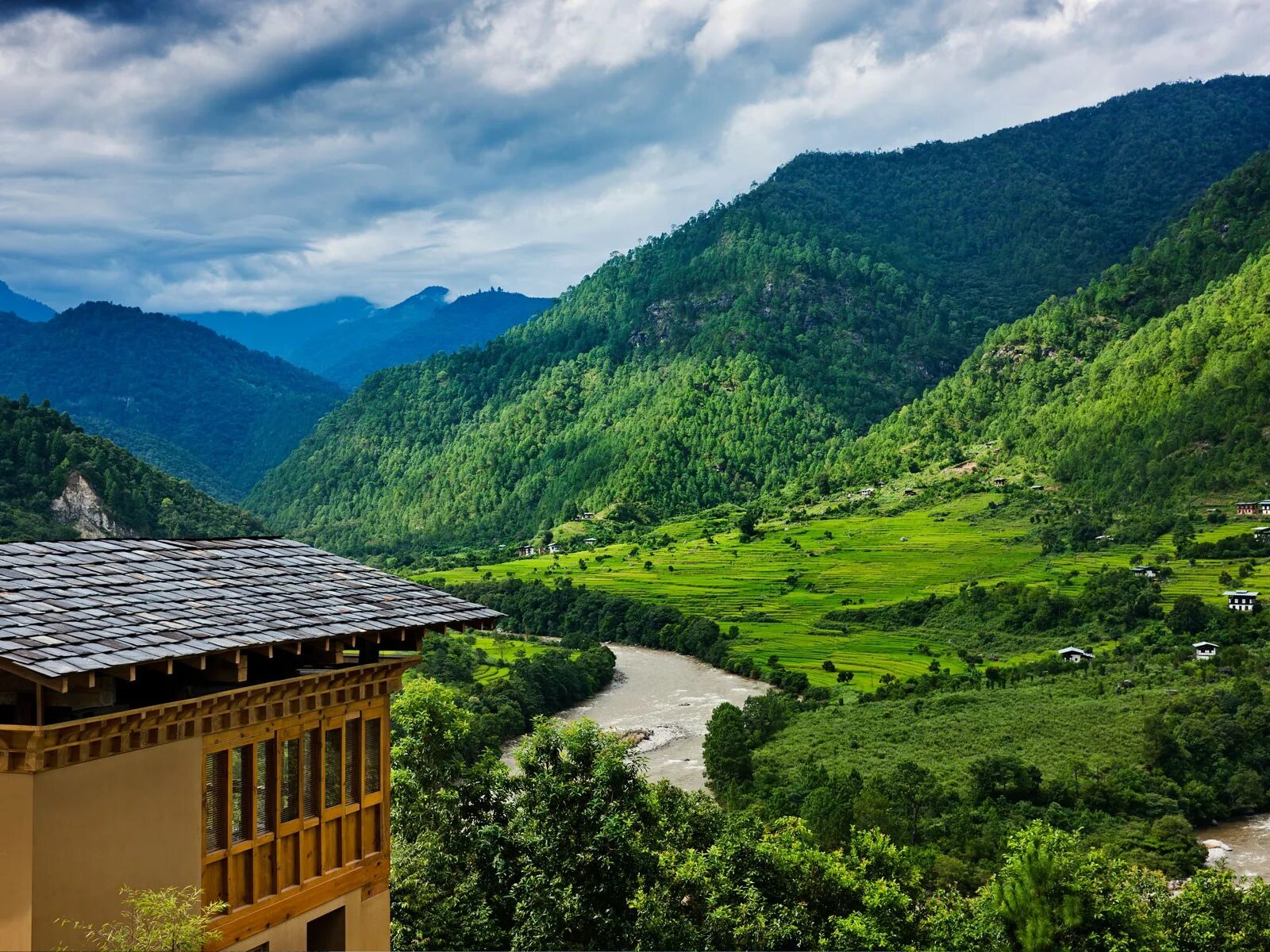 Бутан азия. Королевство бутан (Bhutan). Бутан Гималаи. Тхимпху — столица королевства бутан. Королевство бутан гималайские горы.