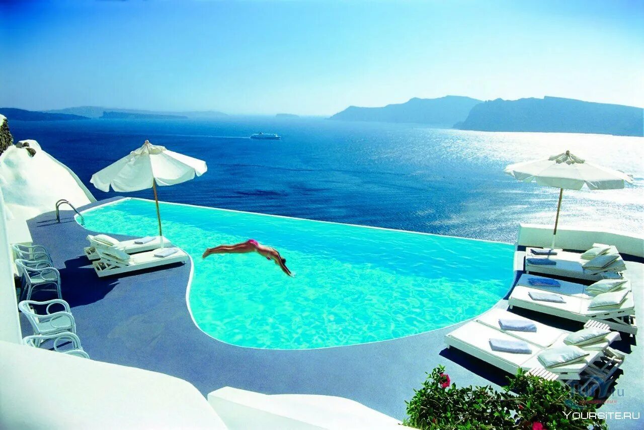 Отель с бассейном с видом на море. Санторини Греция бассейн. Красивые отели. Красивый бассейн. Красивые курорты.