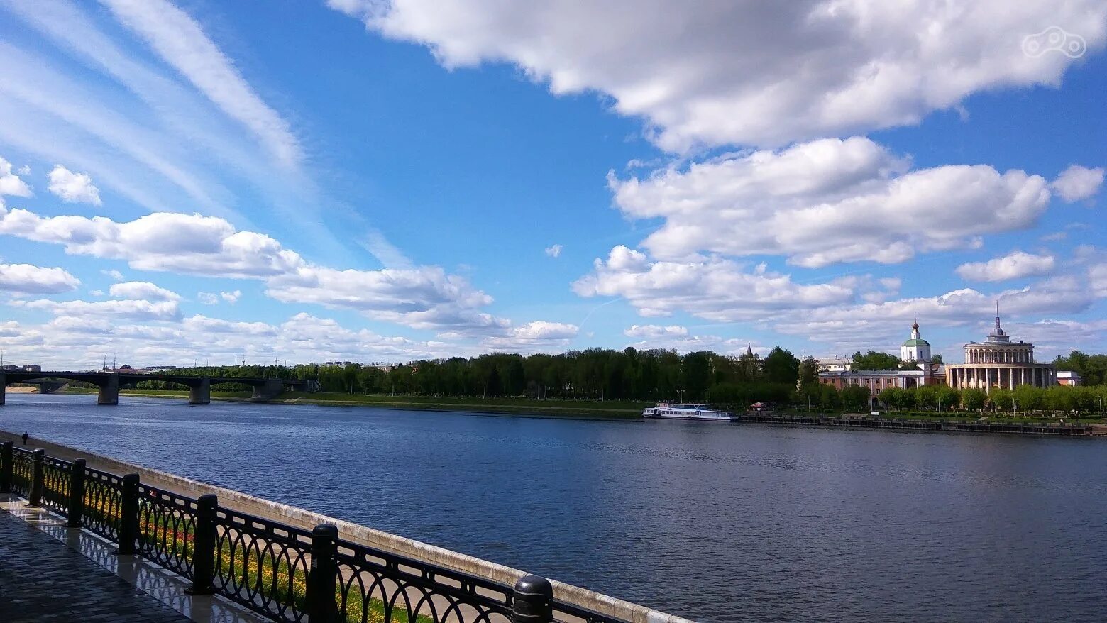 Тверь летнего. Река Волга в Твери. Набережная реки Волги Тверь. Река Тверца в Твери. Тверь набережная Степана Разина с видом на Волгу.