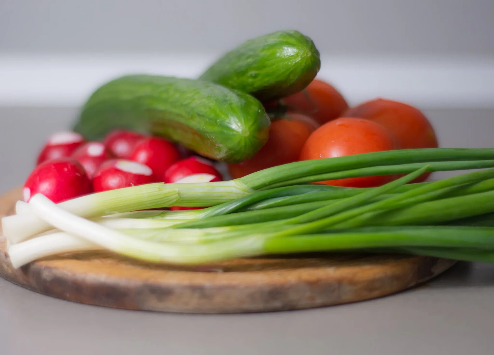 Tasty vegetables. Огурцы помидоры лук. Огурцы с луком. Салат с луком. Реклама огурцы томаты лук.