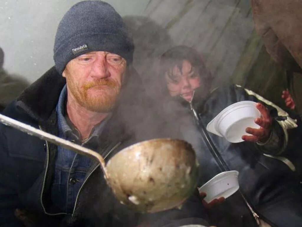 Принимаем бомжей. Пища бомжа. Обед бомжа. Бомжи обедают.