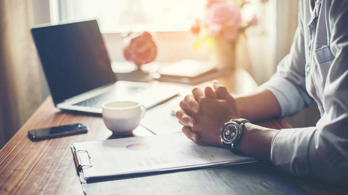 Парень пьет кофе. Мужчина за компьютером вебинар. Мужчина утром в постели. Правильное утро мужчины. Парень читает газету с работой.