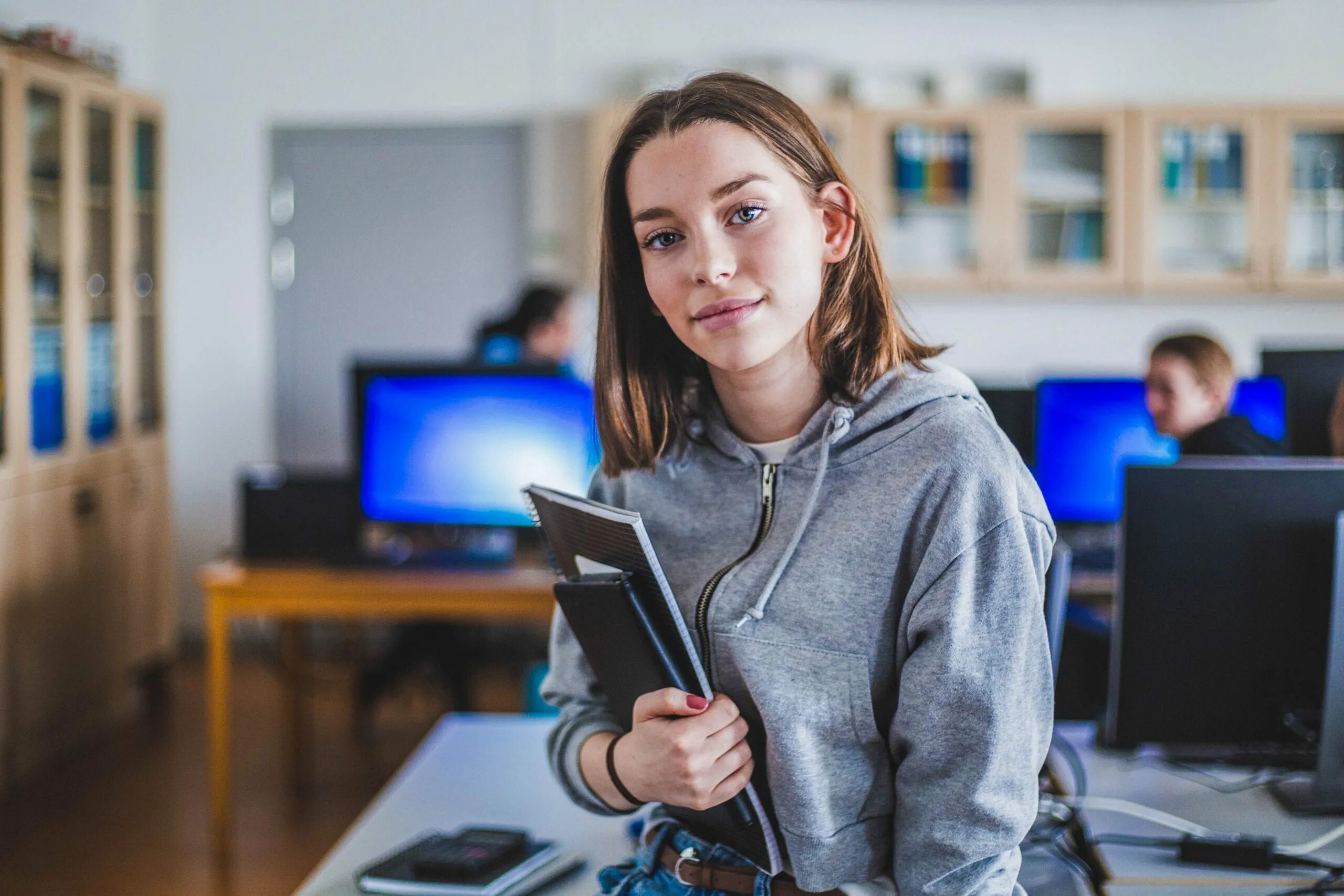 Student assistant. Подростки учеба. Хороший ноутбук для учебы в университете. Девушка на учебе. Девушки в вузе.