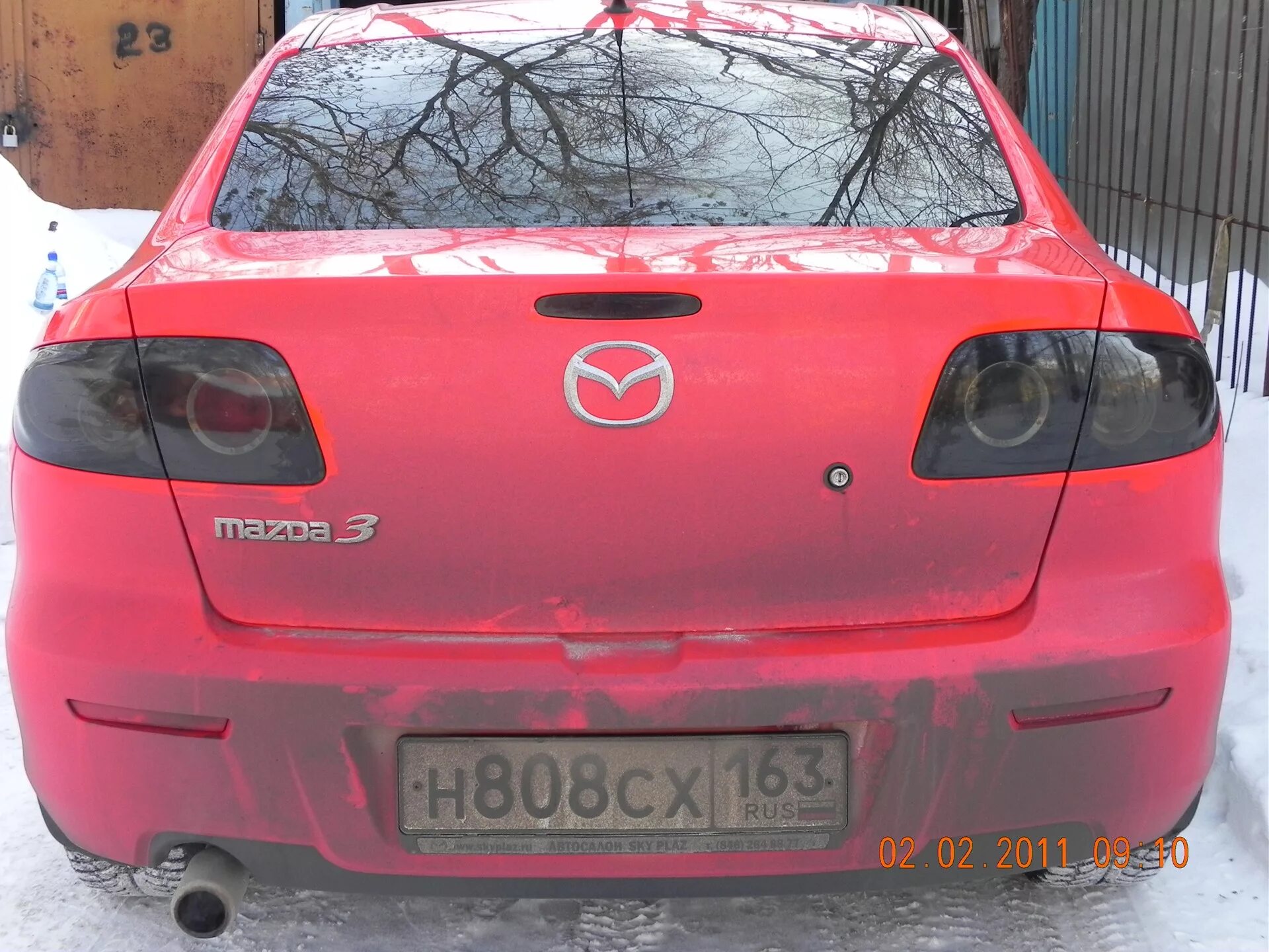 Oracal 8300. Mazda 3 BK тонировка задних фонарей Oracal 8300. Черная Mazda 3 BK тонировка задних фонарей Oracal 8300. Тонировка задних фонарей Мазда 3 БК. Плёнка на задние фары Мазда 3 БК.