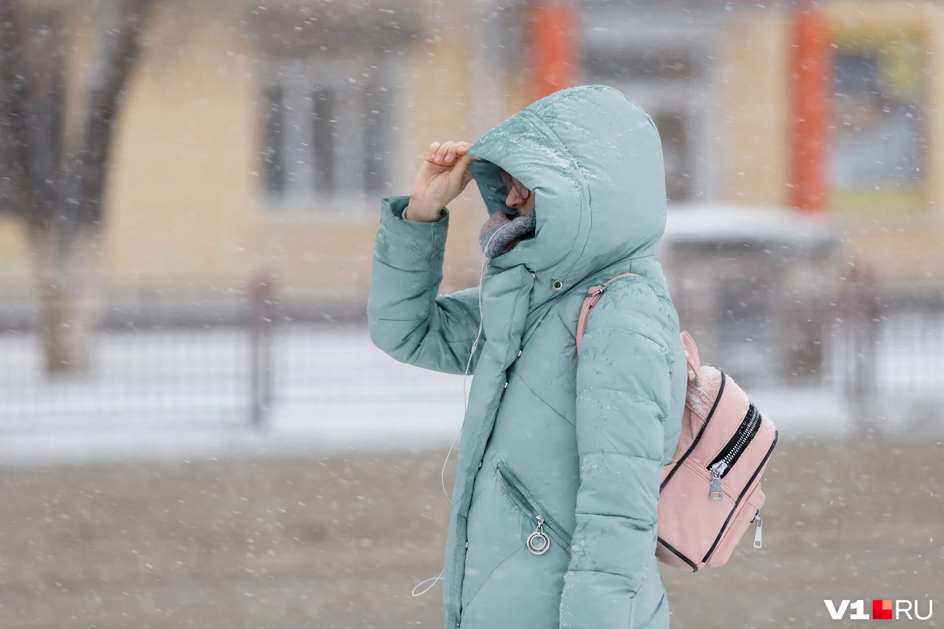 чуть чуть похолодает. люди на улицах города зимой. дождь со снегом в москве. чуть чуть похолодает. девушка укутанная в шарф.