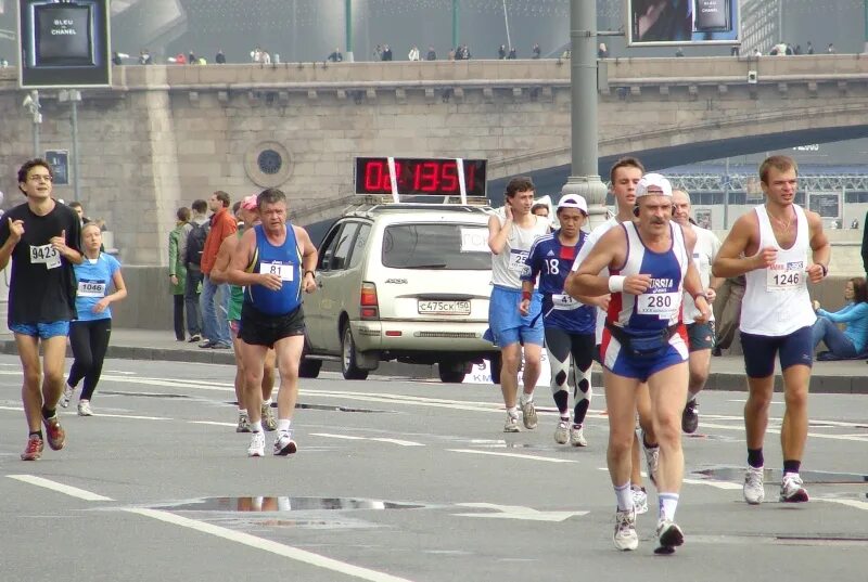Забеги мир. Московский марафон 2007. Номер участника забега. Цифры участников марафона. Спортсмены на автовокзале.