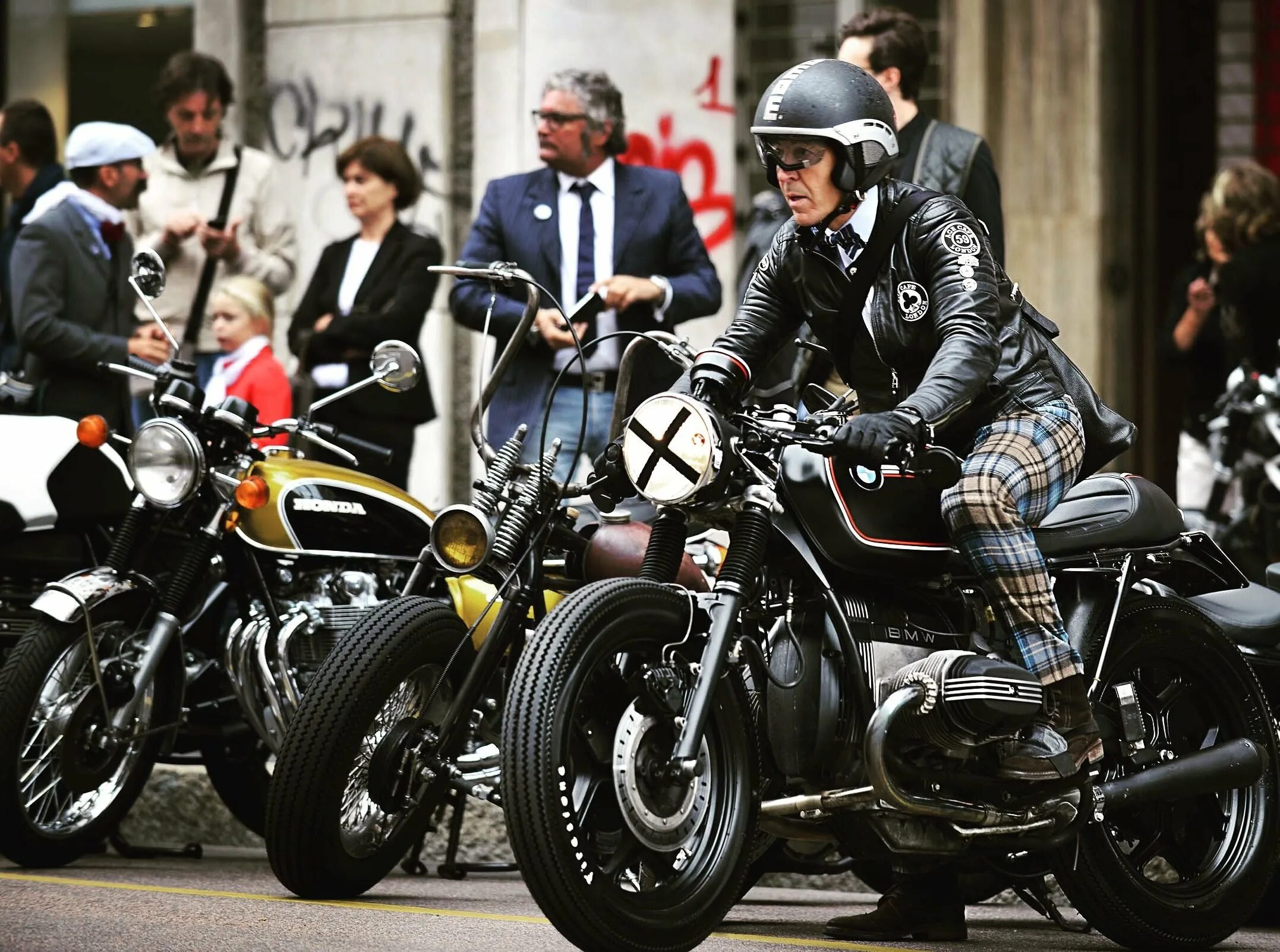 Мотопробег джентльмен Райд. Cafe Racer Gentleman's Ride. Gentleman's Ride стиль. Cafe Racer стиль Gentleman.