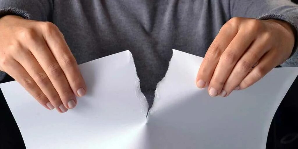 Фон сожженной белой бумаги. Выпадают бумаги. Круги от дождя из бумаги композиция. Разорванная бумага. Падающие листы бумаги.