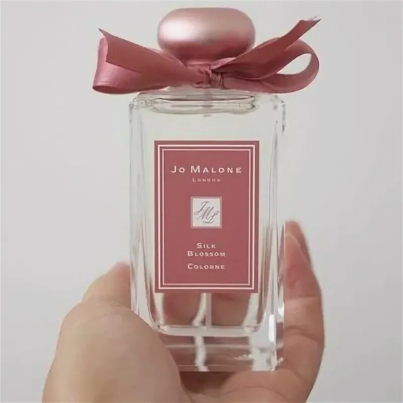 Jo Malone Silk Blossom. Jo Malone с розовым ароматом. Джомалон.ру духи. Jo Malone духи женские в розовом флакончике с бантиком.