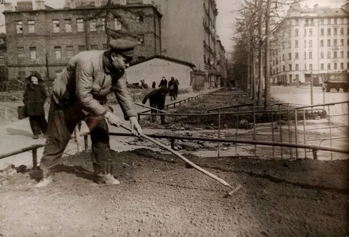 Огороды. Что сажали в парках 1942. Весна 1942 в блокадном ленинграде. Огородничество в блокадном ленинграде. Блокада ленинграда огороды в городе.