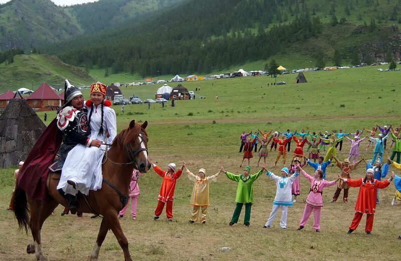 Одежда горно алтайск. Алтайский праздник Эл-ойын. Эл-оин Республика Алтай. Эл ойын Республика Алтай. Эл ойын Алтай шатра.