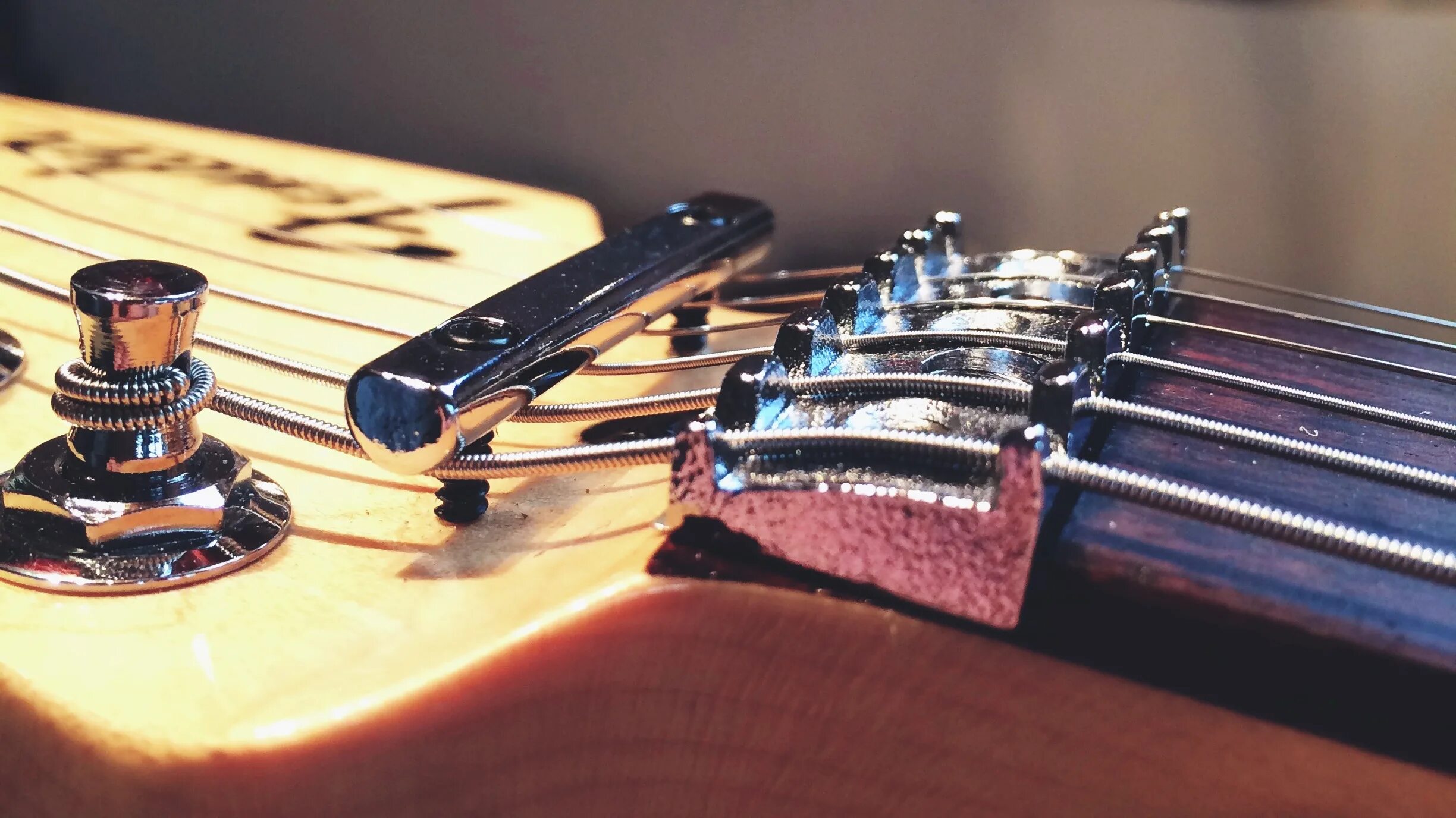 Быстро расстраивается струны. Ретейнер гитара флойд. ретейнеры fender stratocaster. струны фендер стратокастер. ретейнер для электрогитары.