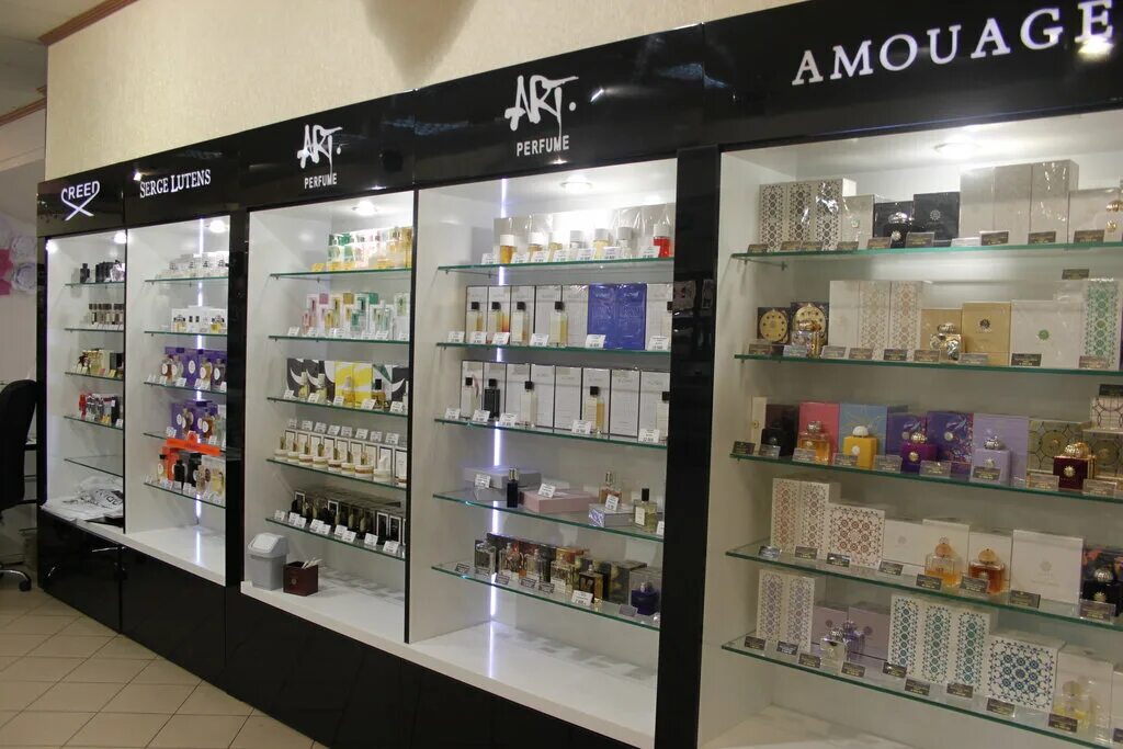 интерьер магазина косметики. белые магазины парфюмерии. белые магазины парфюмерии. витрина для парфюмерии. магазин парфюма.