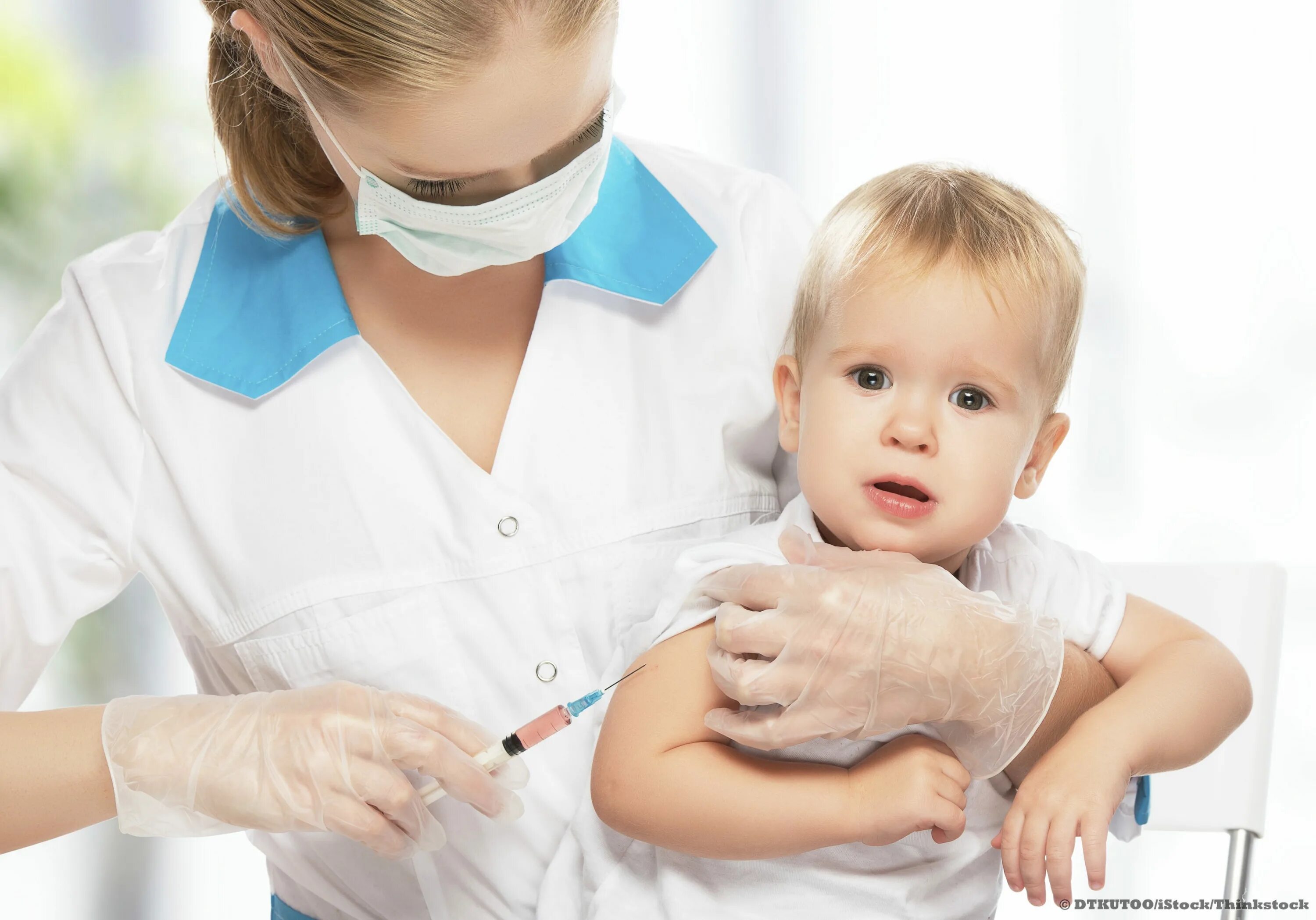 Доктор вакцина. Вакцинация детей. Прививка детям. Вакцинация маленьких детей. Дети на прививке.