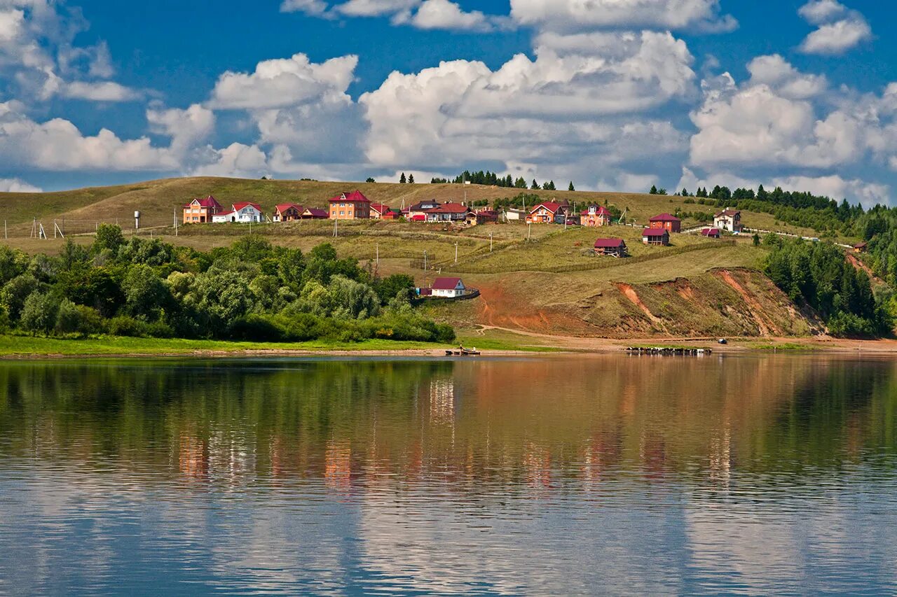 Дома у реки пермский край. Река Кама гольяны. Река Кама Пермский край. Деревня берег Камы Пермский край. Гольяны Удмуртия Кама.