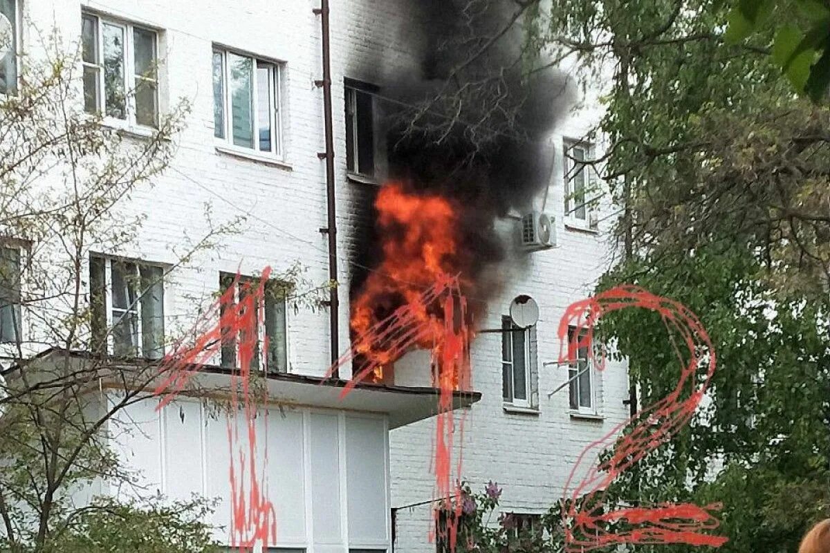 Сгорел дом в раменском. Пожар в многоэтажном доме. Пожар многоэтажного дома. Пожары в жилых домах. Сильный пожар в доме.