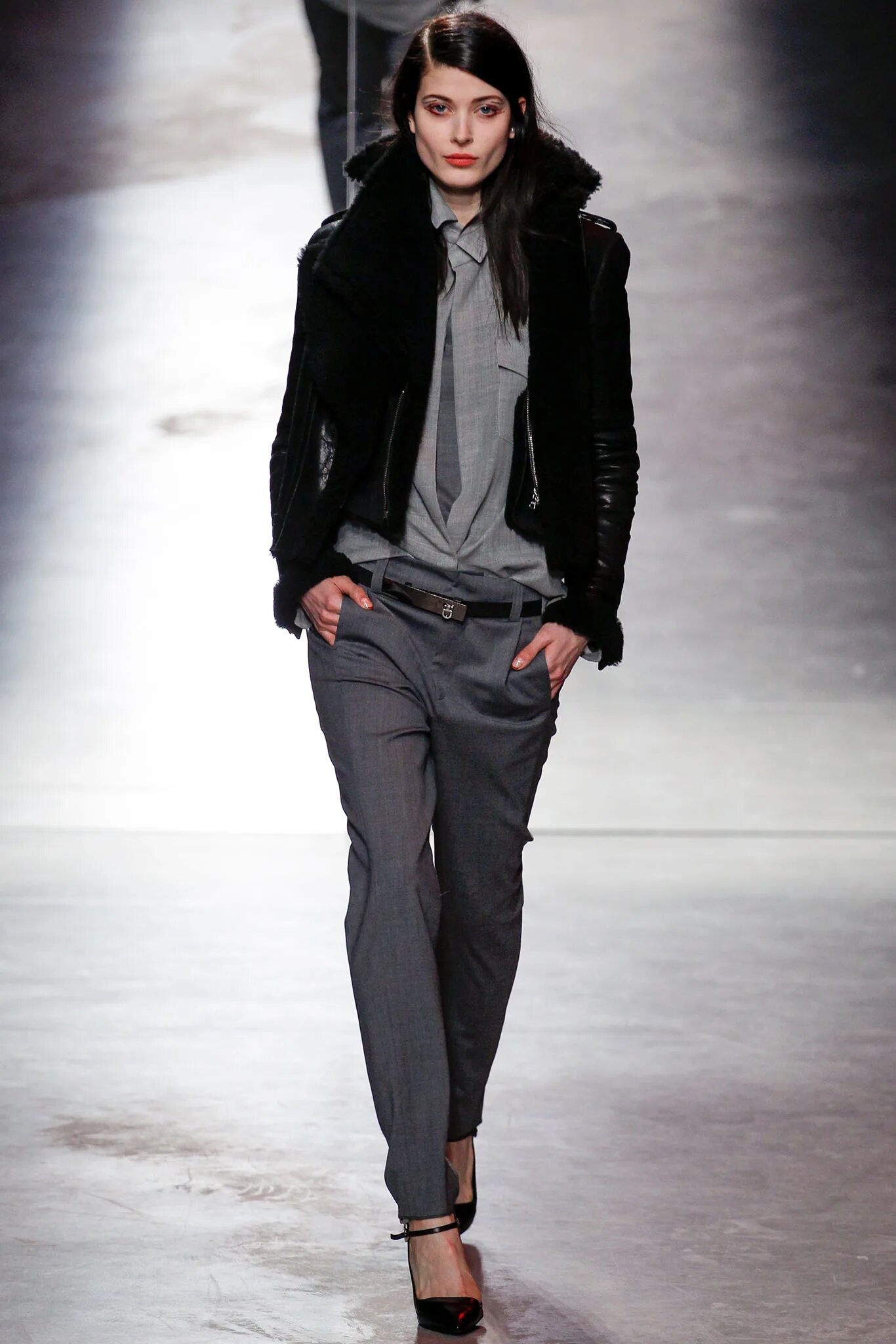 Осенние брюки женские. Тёплые брюки женские на зиму. Модели зимних брюк. Стеганые брюки фин флаер. Модные брюки женские.