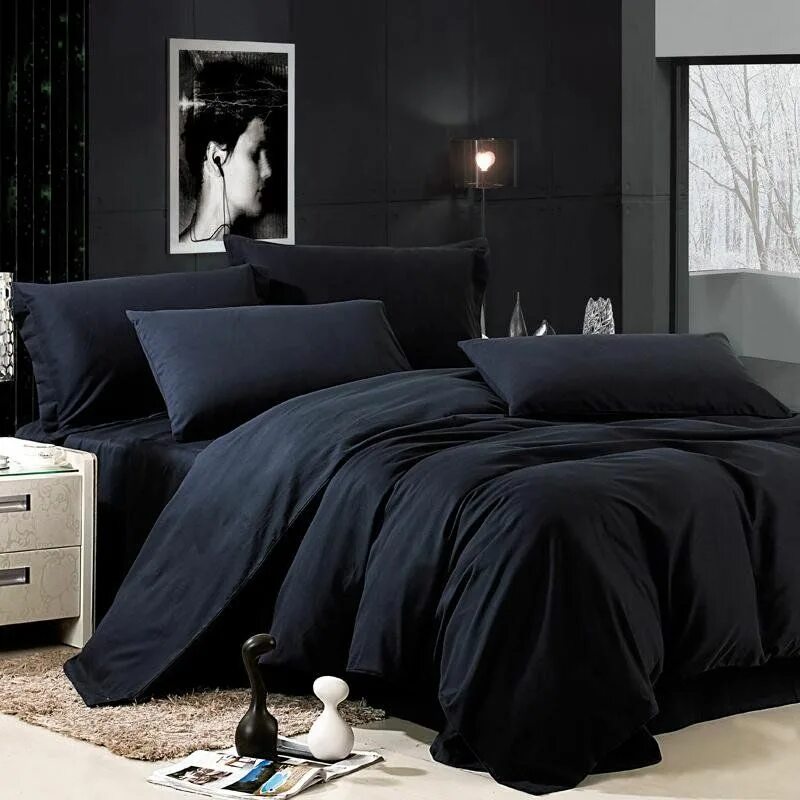 Кровати темного цвета. Черное постельное белье. Черная кровать. Спальня с черной кроватью. Черное постельное белье в интерьере.