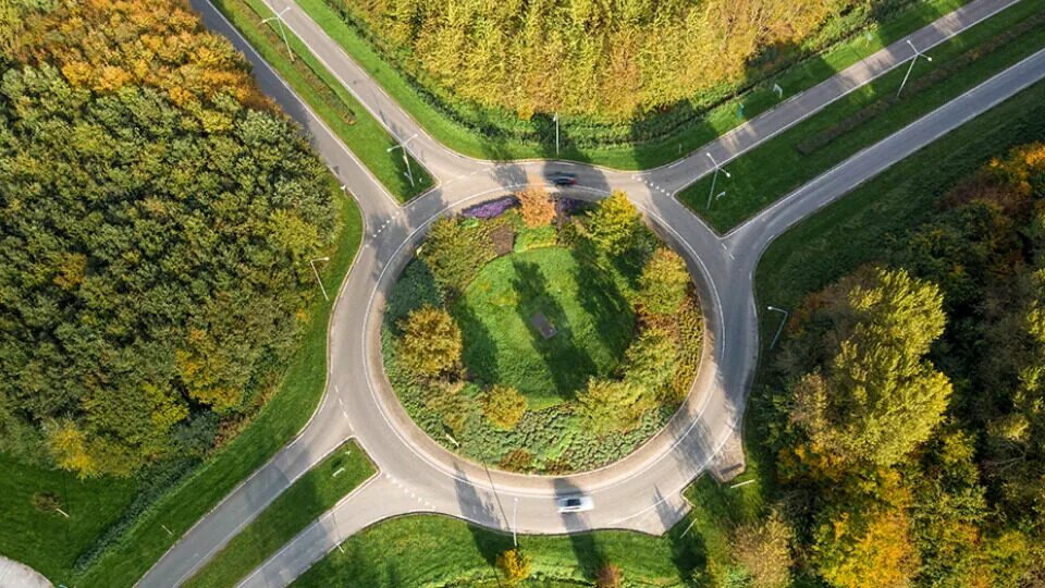 Roundabout кольцевой перекрёсток. Круговая дорога. Круговая развязка дороги. Круговое движение клумба.