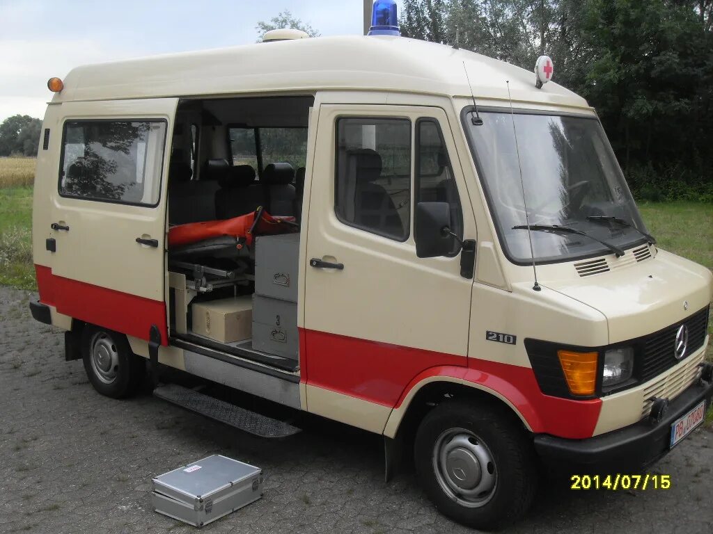 File:1995 Mercedes-Benz 308D 2.3.jpg - Wikimedia Commons