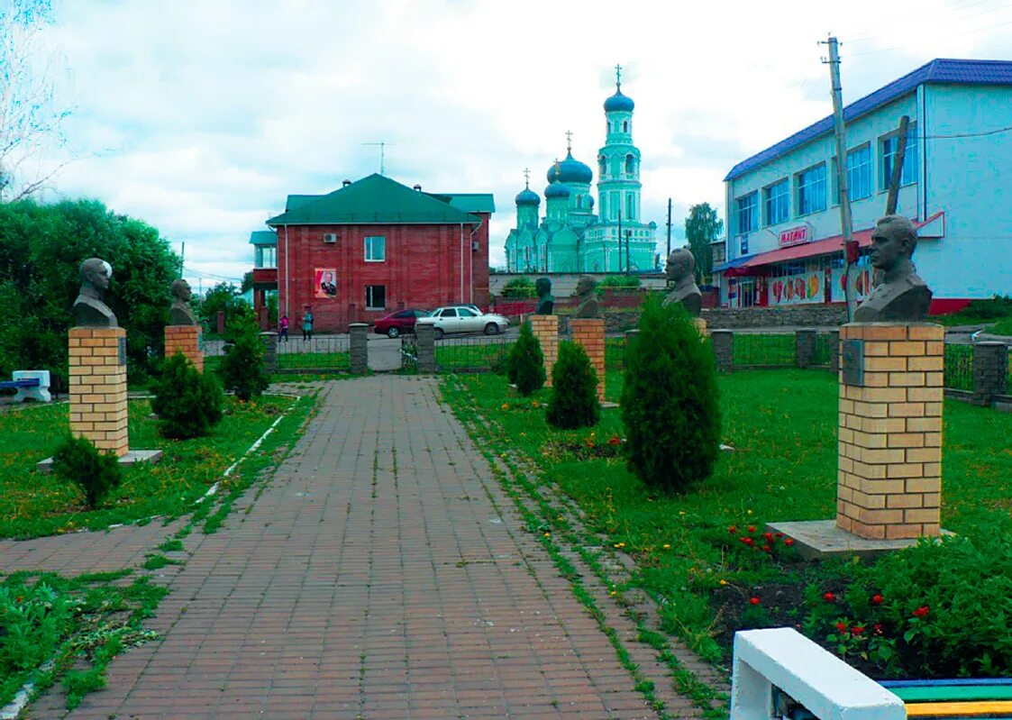 Базарный сызган ульяновск. Посёлок Базарный Сызган Ульяновская область. Базарный Сызган сквер. Парк Победы Базарный Сызган. Храм пгт Базарный Сызган Ульяновская область.