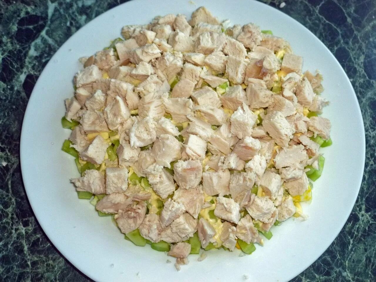 Салат из куриной грудки огурцов яиц. Салат с кириешками и копченой курицей. салат с куриной грудкой и огурцом. салат с курицей и солеными огурцами. салат курица сыр огурец.
