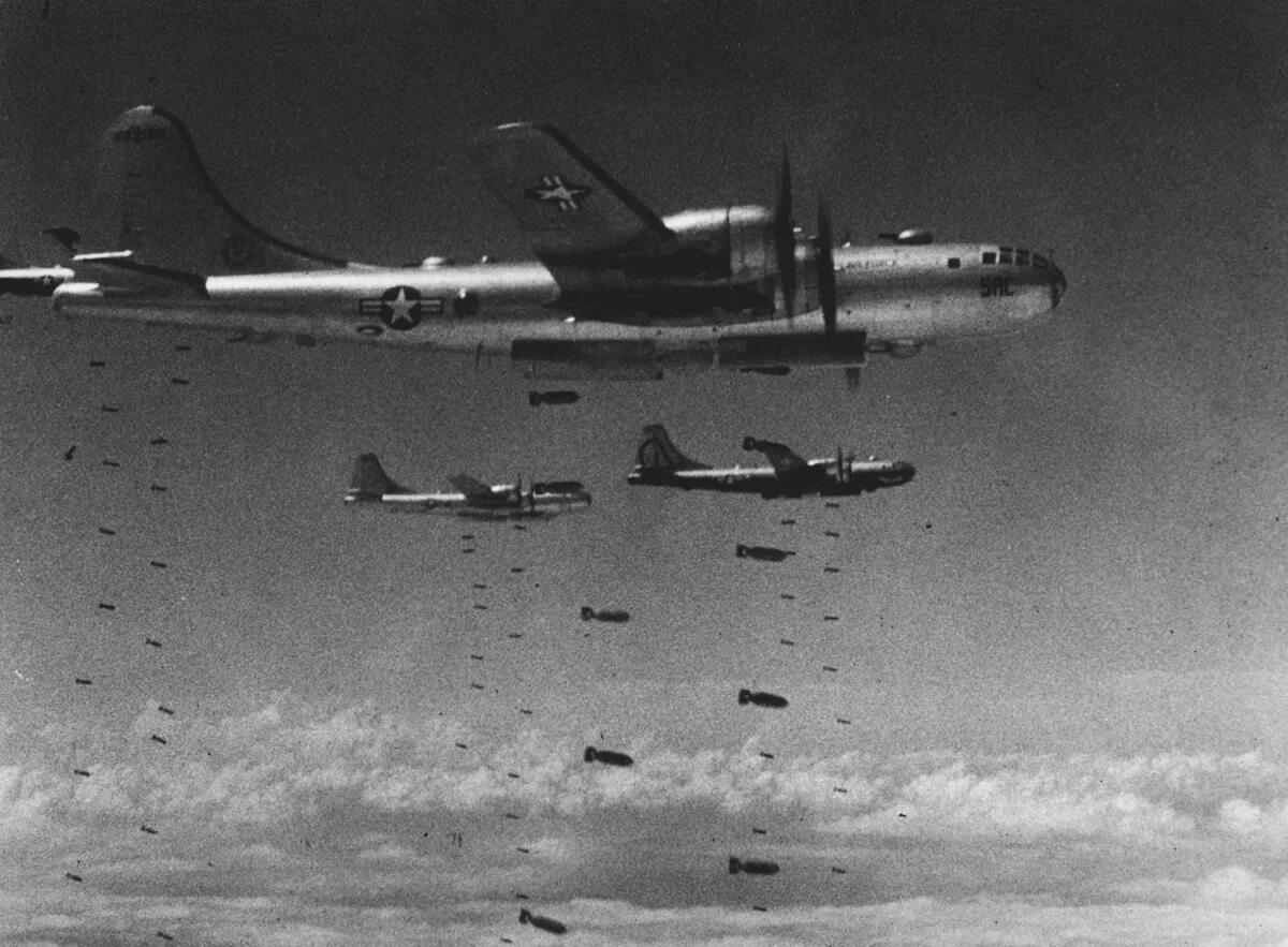 12 апреля 1951. B-29 бомбардировка. Войны 1941-1945 самолеты бомбят. Бомбардировщик b29 в СССР.