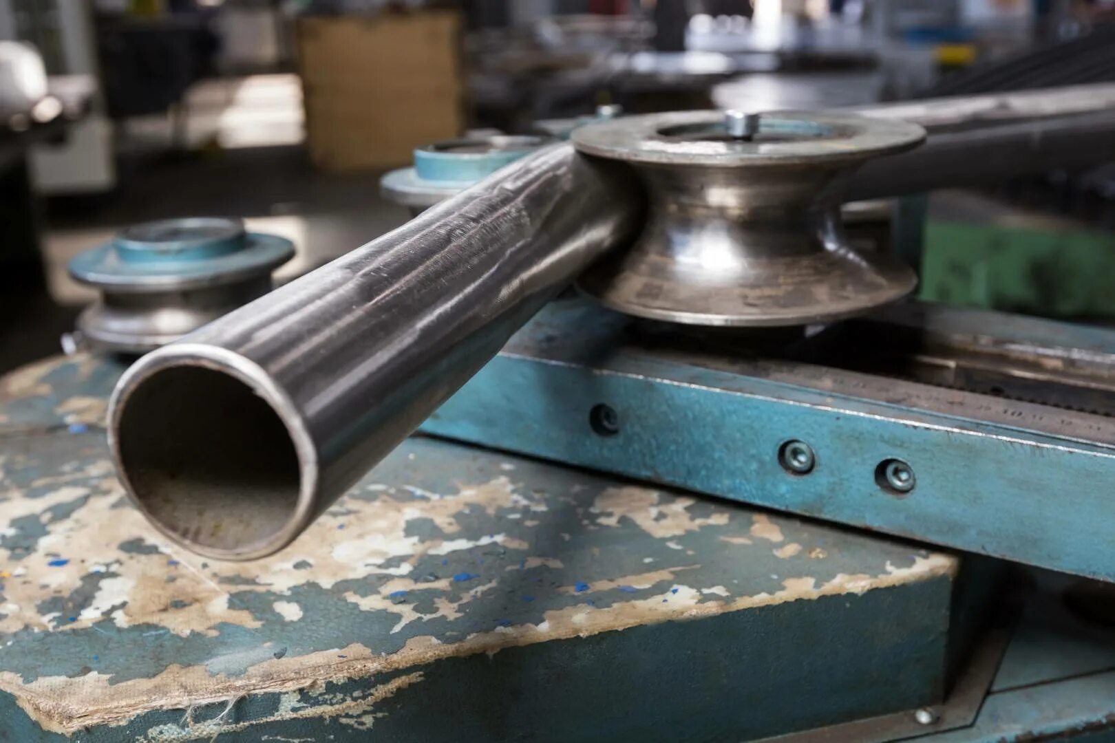 Гнуть полосу. Как гнуть металл. Приспособления для изгибания листового металла своими. Матрица и пуансон для листогиба. Гибка металла 2мм корунд.