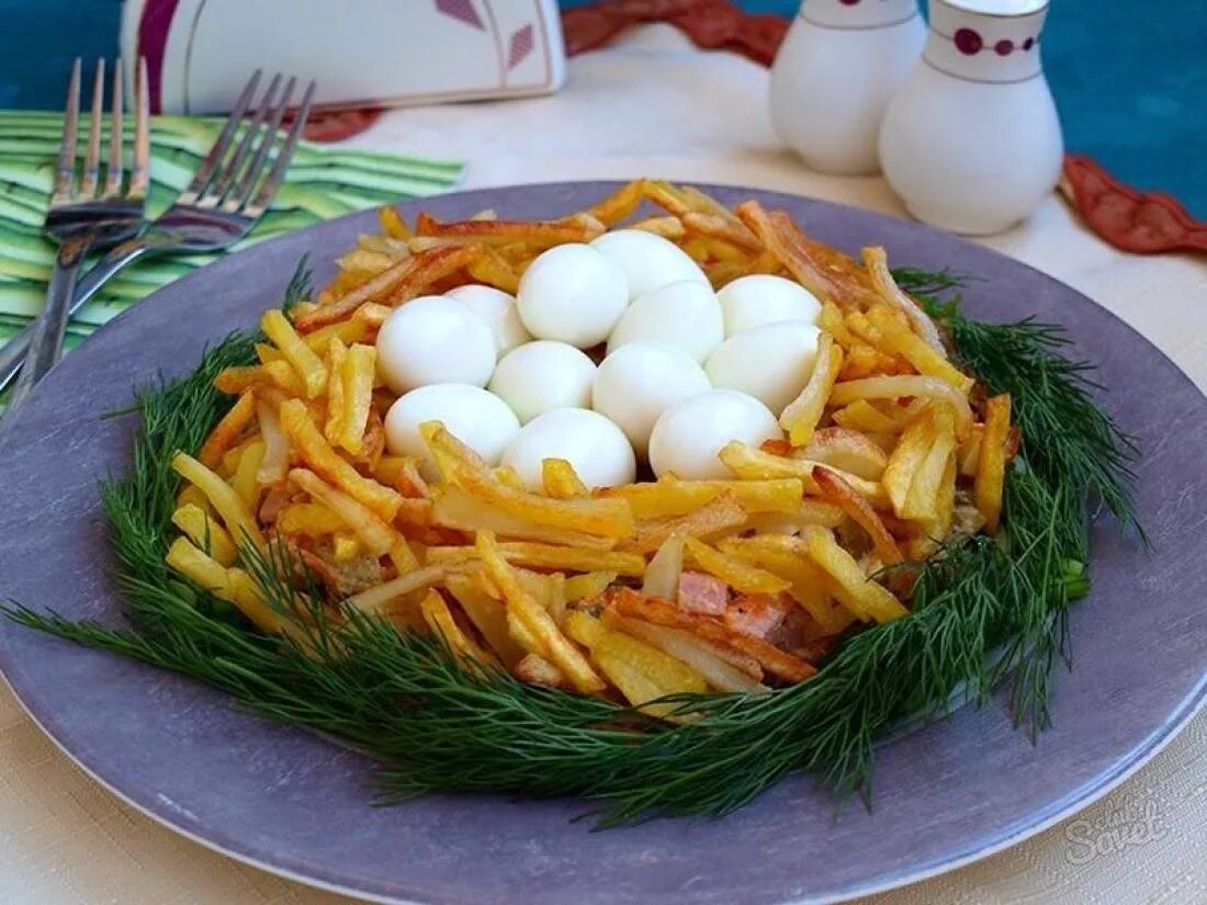 Рецепт кукушкино гнездо. Салат глухариное гнездо классический. гнездо глухаря. салат глухаря гнездо глухаря. салат гнездо перепелки.