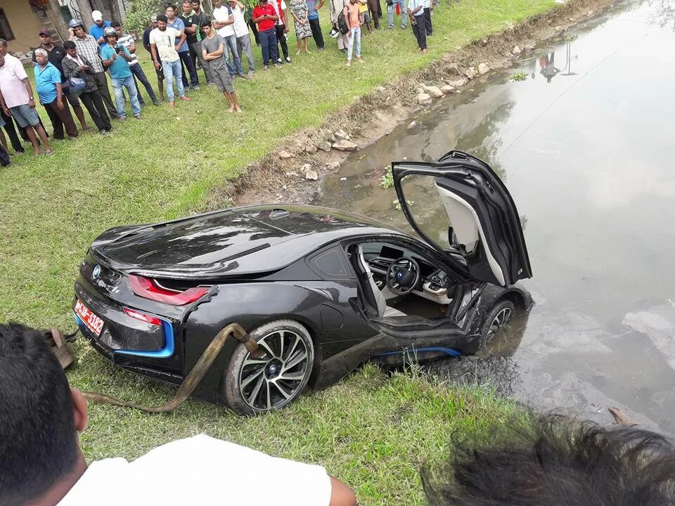 BMW i8 crash. BMW i8 accident. BMW i8 авария. BMW i8 Разбитая.