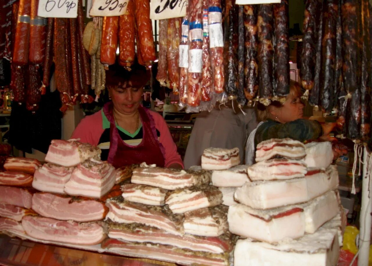Рынок привоз одесса. Сало на базаре. Сало на рынке. Сало на рынке. Выкладка солёного сало на рынках.