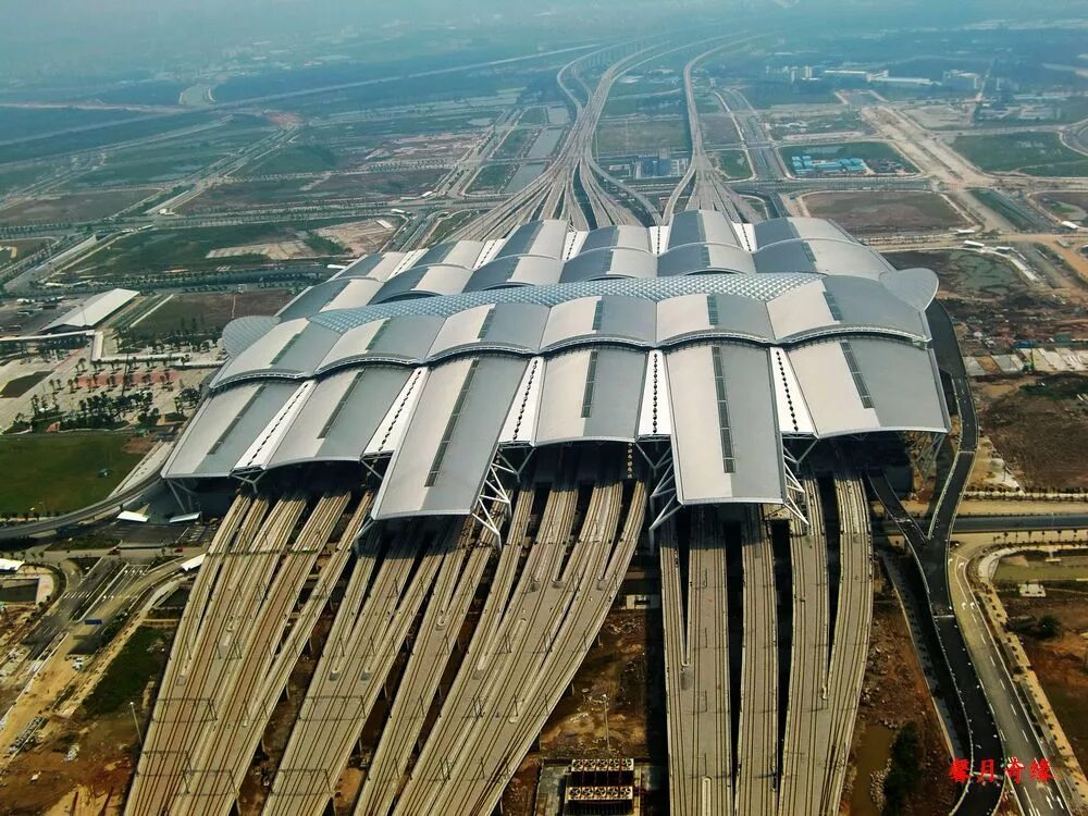 Самый большой округ в мире. ЖД вокзал Гуанчжоу. Южный вокзал Гуанчжоу. Грандиозные постройки Китая. Самые большие стройки.