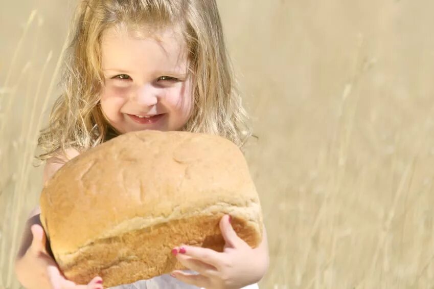 Человек есть хлеб. Хлеб для детей. Девочка с хлебом. Девочка булочка. Ребенок с булкой хлеба.