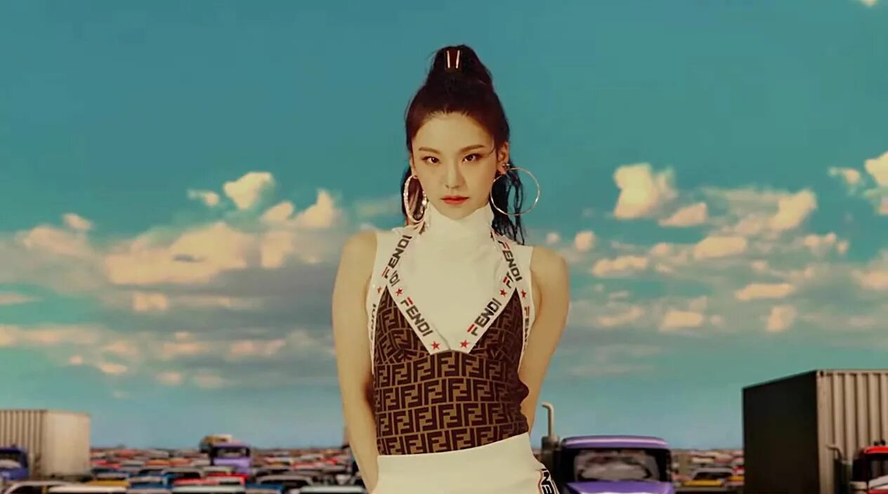 Itzy перевод. Йеджи itzy. хван йеджи. itzy loco. itzy yeji loco.