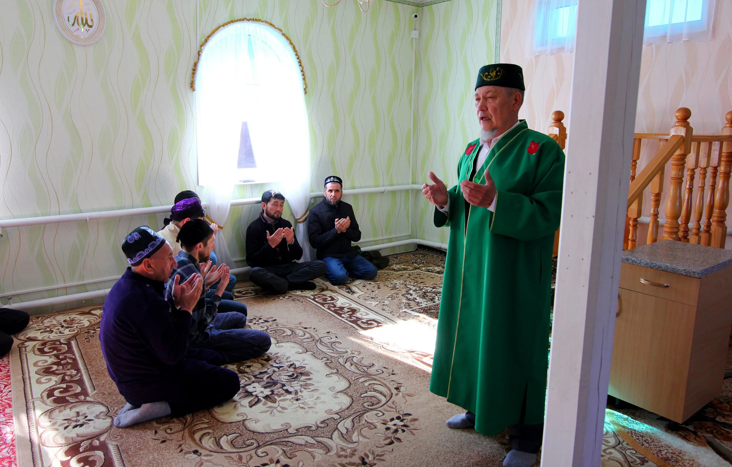11 апреля ураза. Имам татарской мечети. Молитвенная комната мусульман. Мечеть мусульманская новый. Мусульмане байрам.