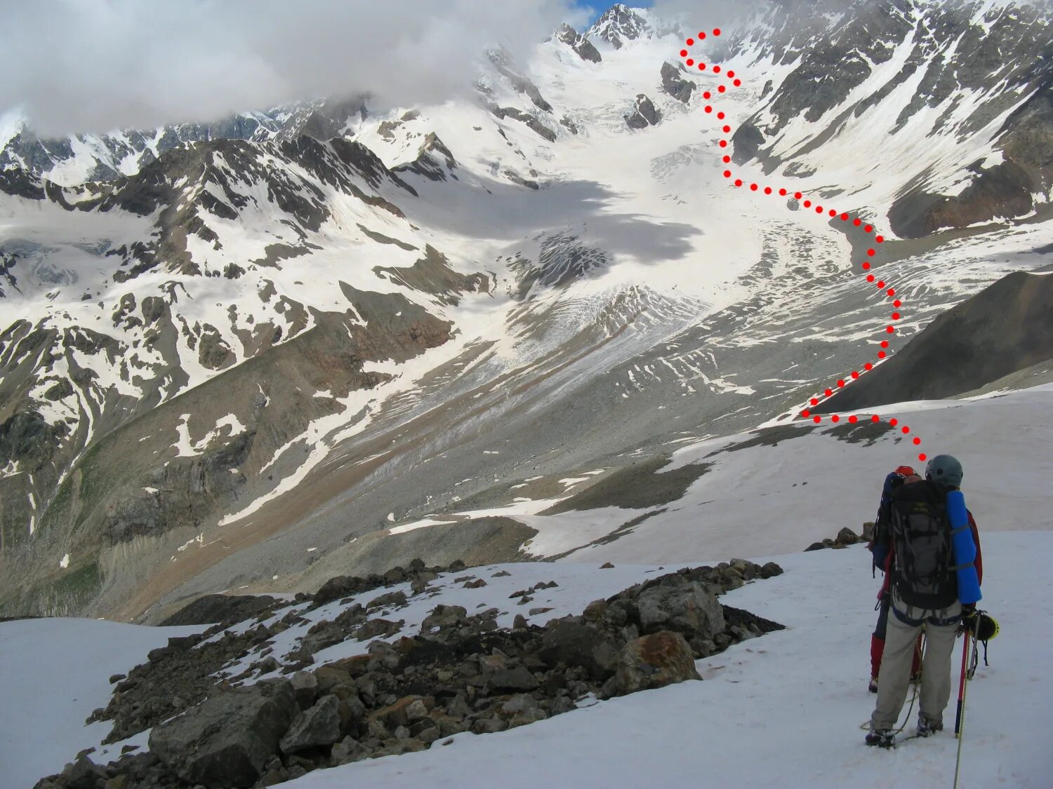 Через горный перевал туристам пришлось идти. Через горный перевал туристам пришлось идти. Поход ледники безенги. Пеший поход треккинг. Перевал рига турист.