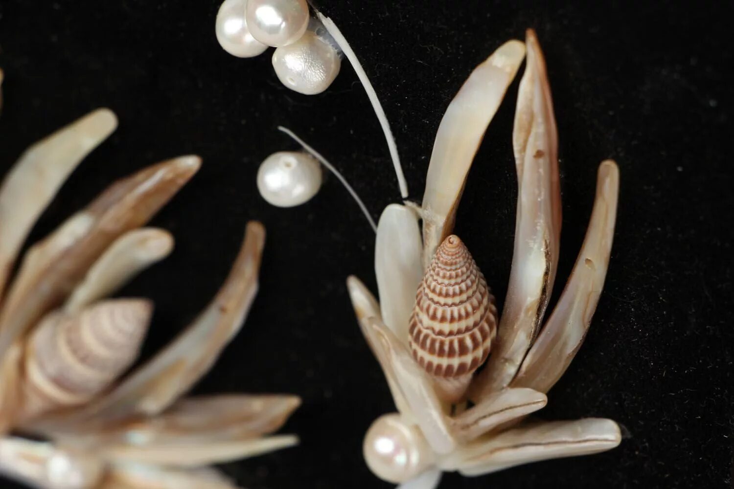 скелет рыбы фугу. нэцкэ эбису. мелкие изделия из дерева. подвески из костей из глины. рыба из фанеры.