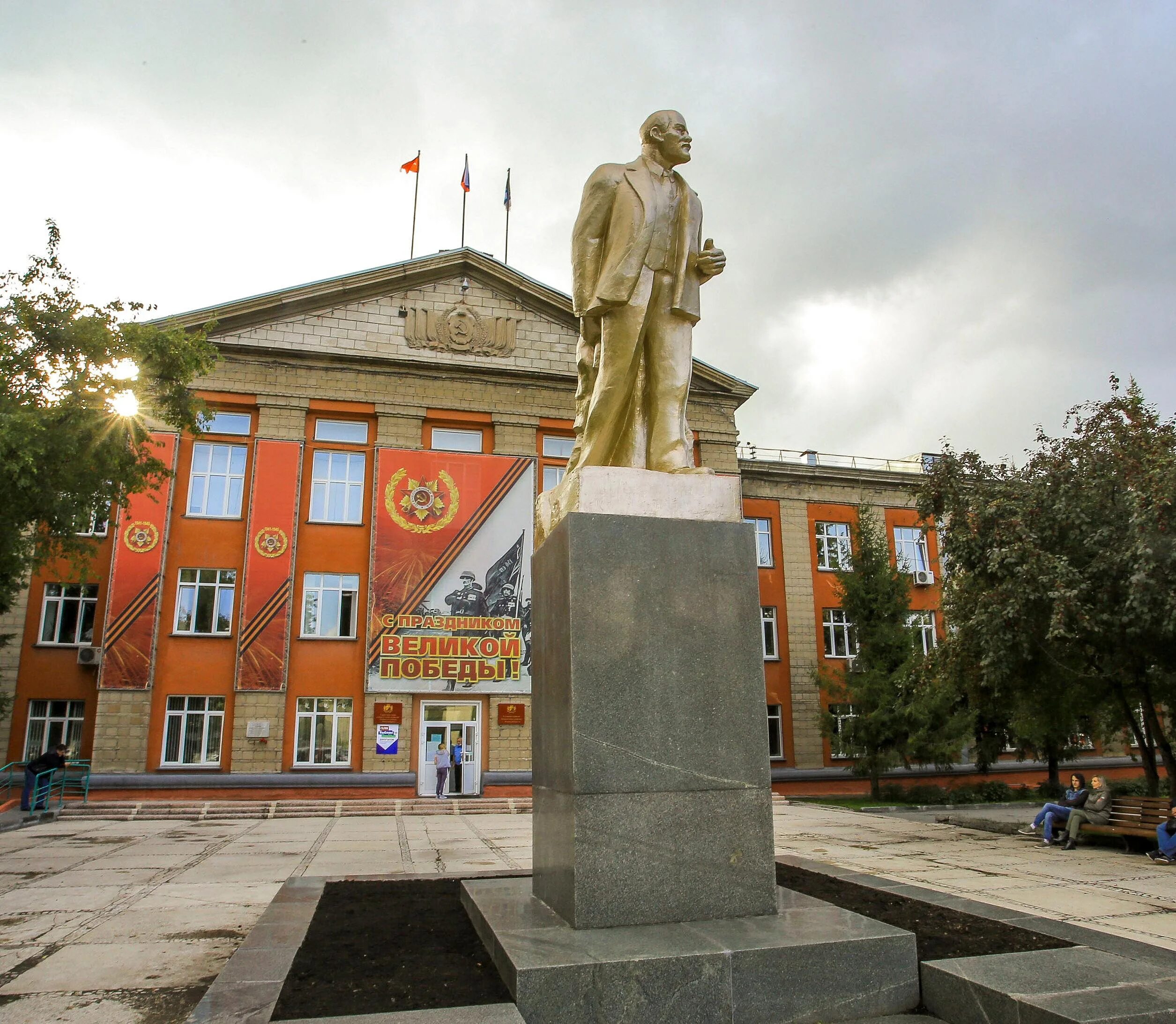 Памятник Ленину у администрации Ленинского района Новосибирск. Ленинский район статуя Ленина. Ленинский район памятник Ленину. Статуя Ленин администрация Ленинского района.