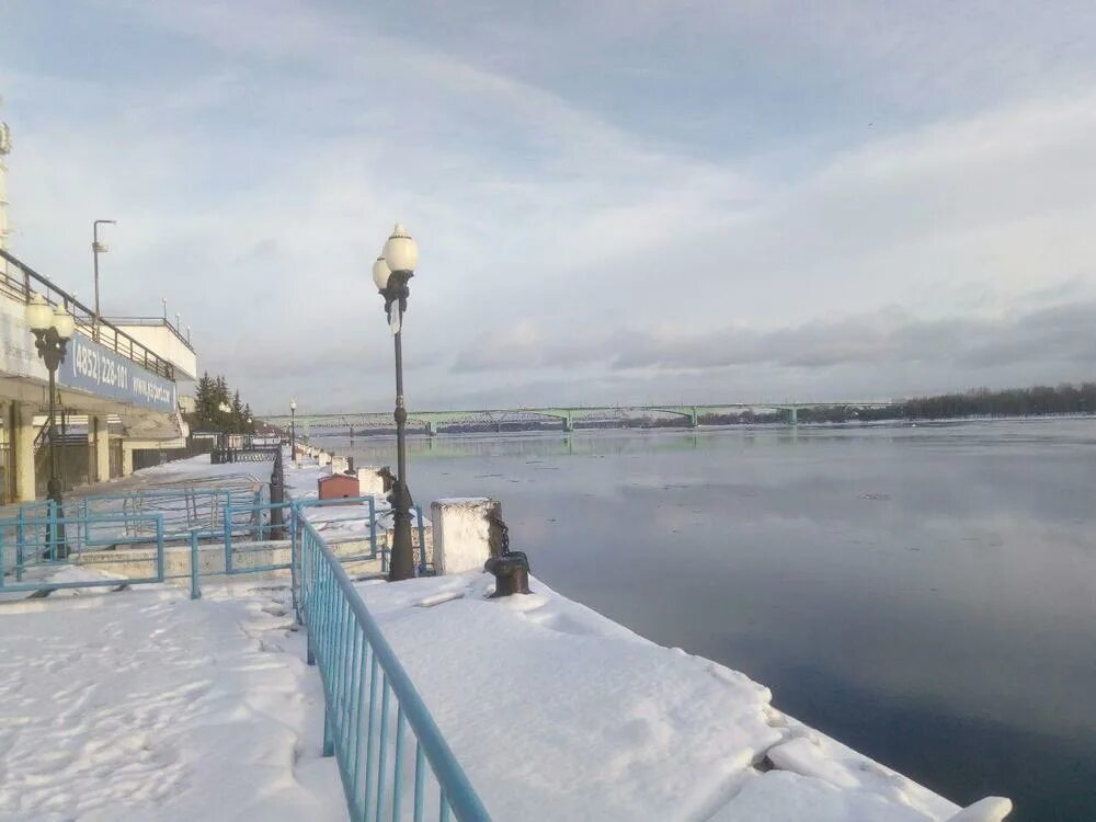 Уровень волги в ярославле сегодня. Волга зимой Ярославль. Ярославль набережная Волги зимой. Река Волга Ярославль зимой. Речной вокзал Ярославля зимой.