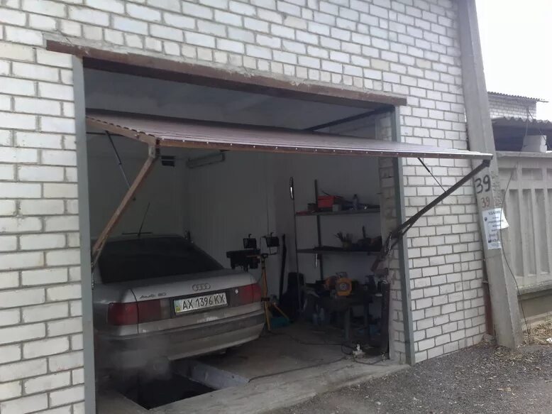 Гараж под углом. Ворота подъемно-поворотные е900 diy. ворота подъемно-поворотные высотой 3350. откидные ворота для гаража. подъемные ворота в гараж своими руками.